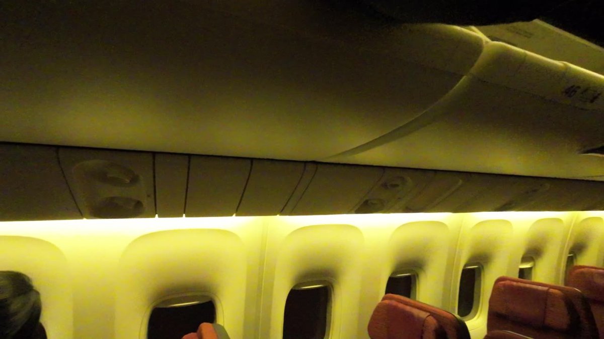 夜の飛行機の客室